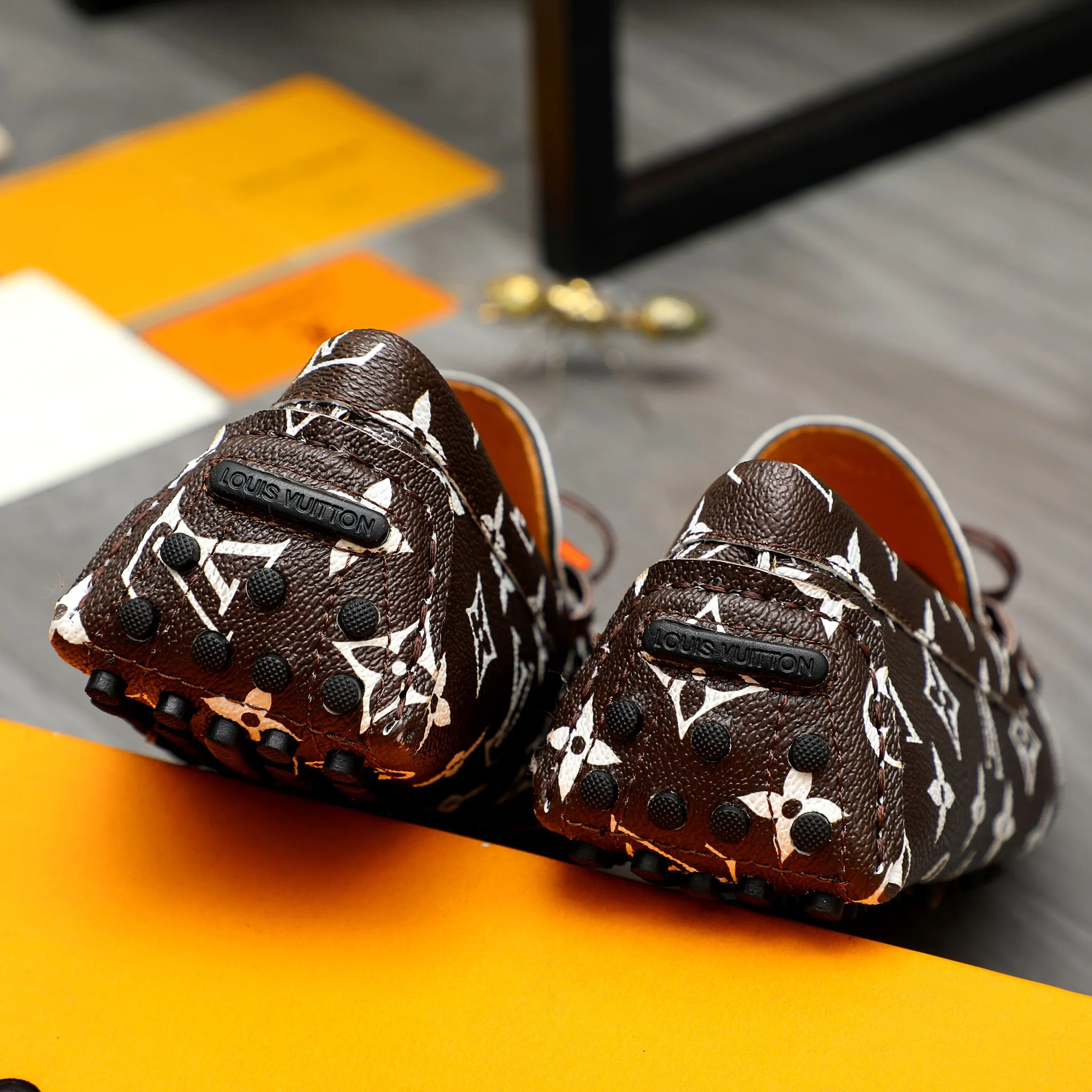 Men's shoes💰380 Product trademark: LV "Louis Vuitton" casual beanie shoes Regular size: 38-45 (45 is custom-made and non-returnable) Product materials: Selected printed cowhide upper, pigskin lining, rubber bean outsole